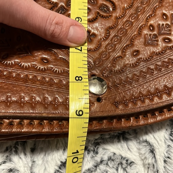 Beautiful vintage hand tooled leather shoulder bag. - Picture 9 of 9